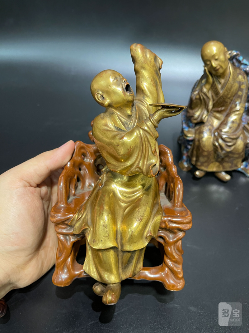 清乾隆 粉彩描金罗汉坐像一对 - 图6